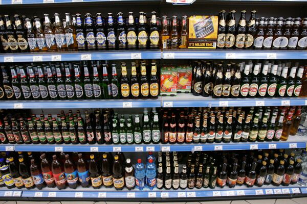 Officials call for prosecution of retailers selling alcohol to children - Sputnik International