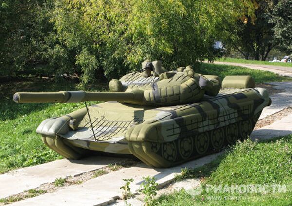 Inflatable tanks, aircraft and other weapons  - Sputnik International