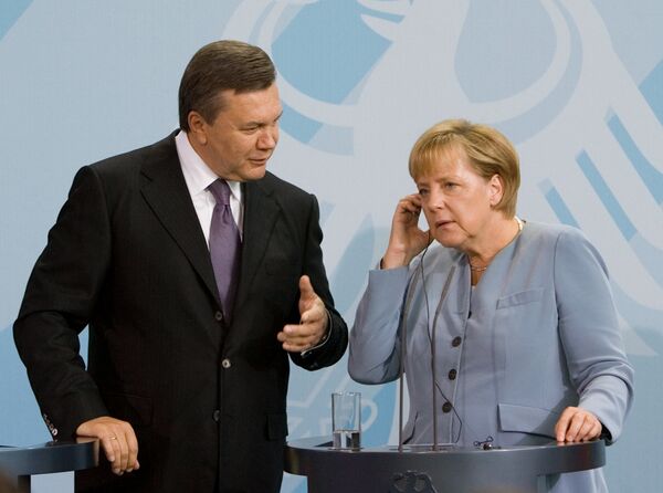 German Chancellor Angela Merkel with Ukrainian President Viktor Yanukovych  - Sputnik International