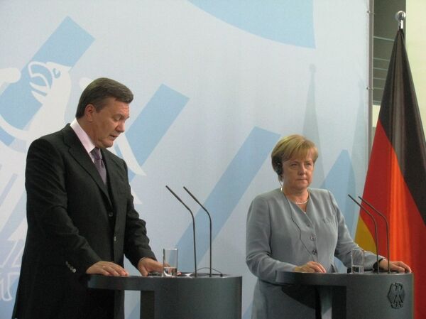 Ukrainian President Viktor Yanukovych and German Chancellor Angela Merkel during the Ukrainian leader's official visit to Germany, 2010. - Sputnik International