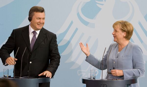Ukrainian President Viktor Yanukovich and German Chancellor Angela Merkel  - Sputnik International