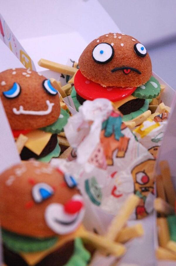 Edible fingers, sweet hamburgers and sugar deers at Cake Britain - Sputnik International