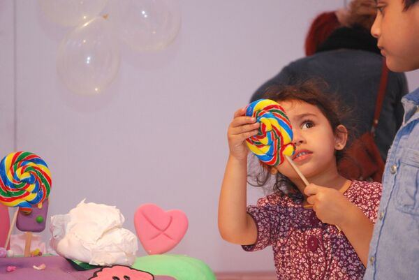 Edible fingers, sweet hamburgers and sugar deers at Cake Britain - Sputnik International