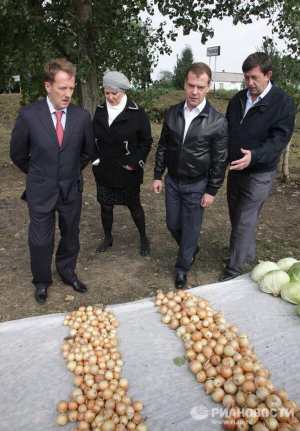 Dmitry Medvedev in potato fields - Sputnik International