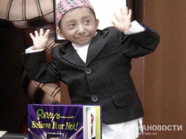 Nepalese teen to become world’s tiniest man in one month  - Sputnik International