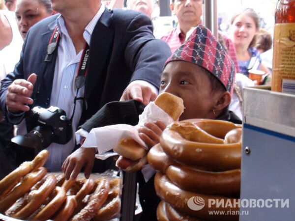 Nepalese teen to become world’s tiniest man in one month  - Sputnik International