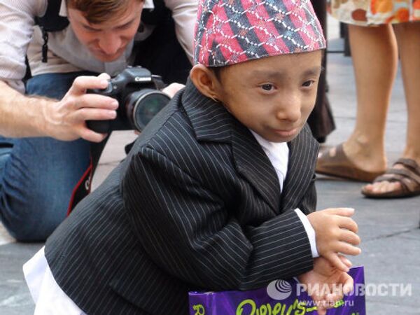 Nepalese teen to become world’s tiniest man in one month  - Sputnik International