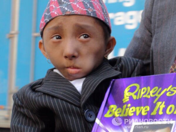 Nepalese teen to become world’s tiniest man in one month  - Sputnik International