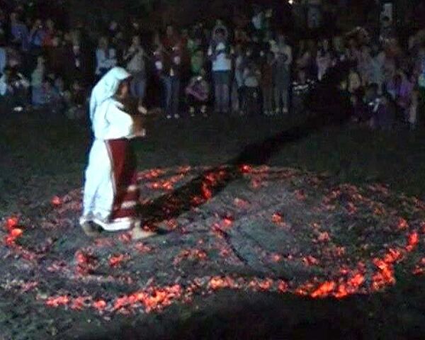 Bulgarians dance barefoot over burning coals - Sputnik International