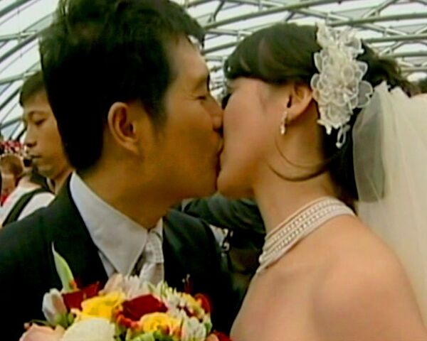 Over 300 people marry in Taiwan mass wedding - Sputnik International