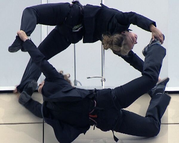 Austrian models dance up the walls of a 20-storey building in Moscow - Sputnik International