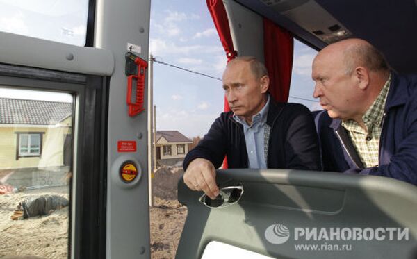 Putin inspects construction in fire-ravaged villages - Sputnik International