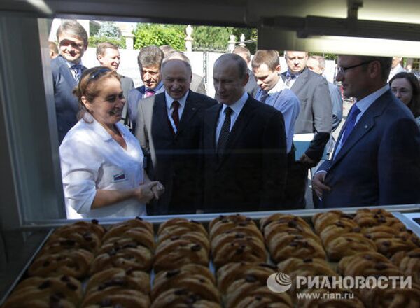 Putin visits Sochi exhibit on regional projects - Sputnik International