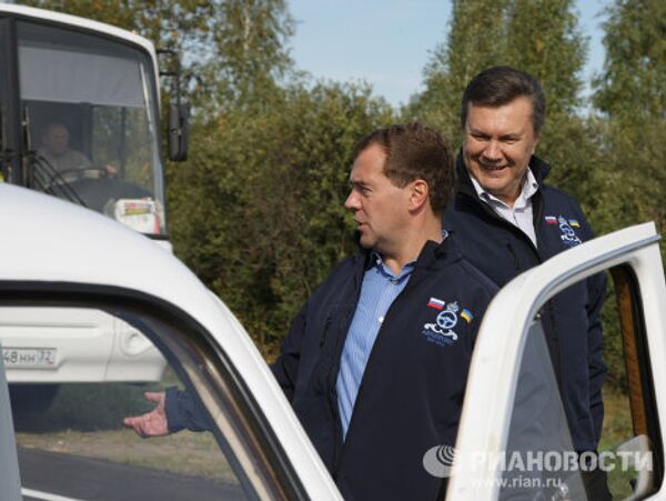 Medvedev, Yanukovych lead car rally over Russian-Ukrainian border - Sputnik International
