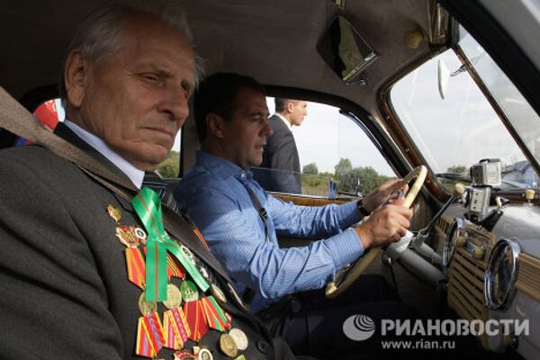 Medvedev, Yanukovych lead car rally over Russian-Ukrainian border - Sputnik International
