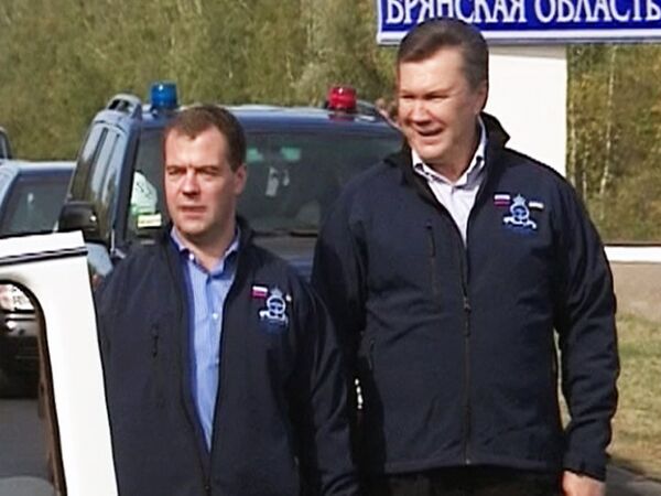 Medvedev, Yanukovych lead motor rally across Russian-Ukrainian border - Sputnik International