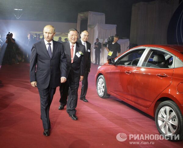 Vladimir Putin drives ‘Russian’ Hyundai Solaris - Sputnik International