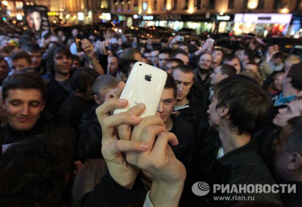 Moscow goes crazy for iPhone 4  - Sputnik International