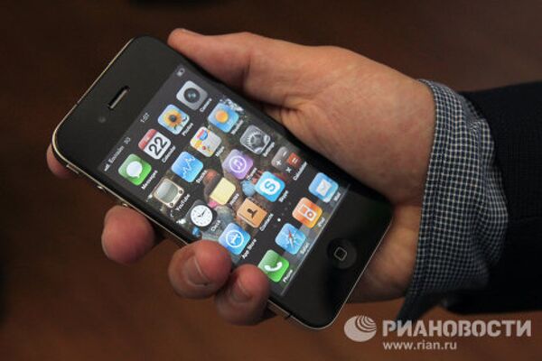 Moscow goes crazy for iPhone 4  - Sputnik International