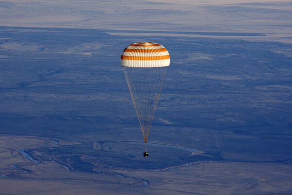 Russian Soyuz TMA spacecraft with 3 astronauts lands in Kazakhstan. Archive. - Sputnik International