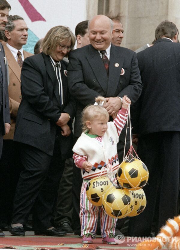 Yury Luzhkov with wife and children - Sputnik International