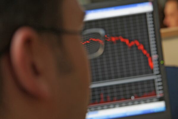 Russian stocks and ruble drop as markets watch Fed decision - Sputnik International