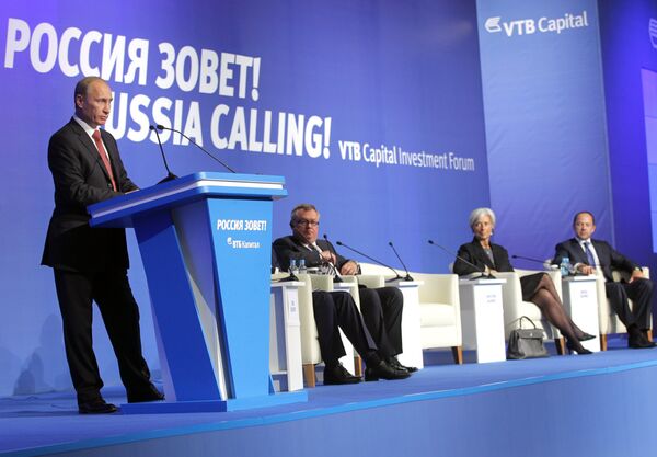Prime Minister Vladimir Putin at VTB-Capital forum in Moscow - Sputnik International