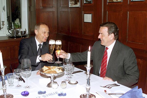 Vladimir Putin and Gerhard Schroeder in the restaurant Old Weimar (File photo). - Sputnik International