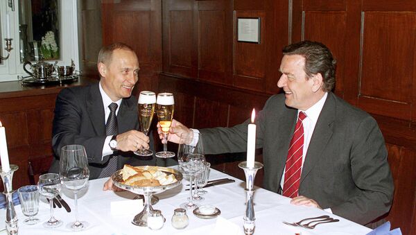 Vladimir Putin and Gerhard Schroeder in the restaurant Old Weimar (File photo). - Sputnik International