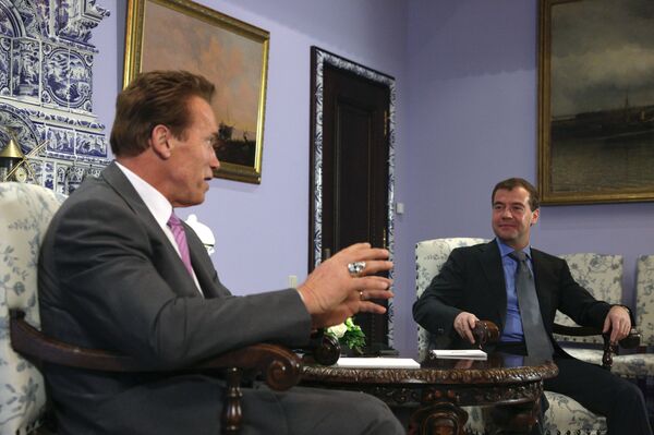 Dmitry Medvedev and Arnold Schwarzenegger  - Sputnik International