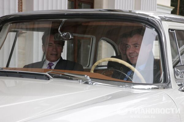Medvedev takes Schwarzenegger to high-tech hub near Moscow  - Sputnik International