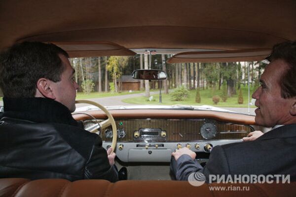 Medvedev takes Schwarzenegger to high-tech hub near Moscow  - Sputnik International