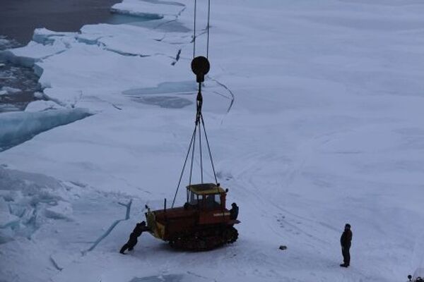 Russian polar explorers descend on drifting ice floe - Sputnik International