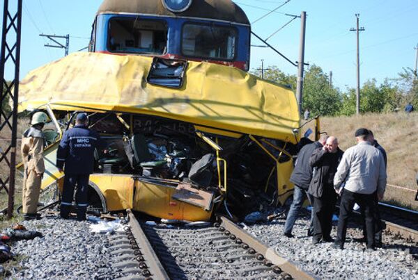 Train collides with bus in Ukraine  - Sputnik International