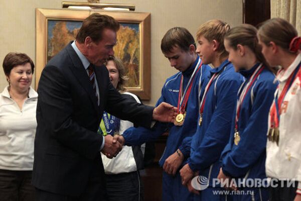 Arnold Schwarzenegger meets Russian athletes, students - Sputnik International
