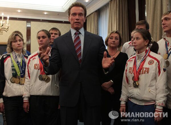 Arnold Schwarzenegger meets Russian athletes, students - Sputnik International