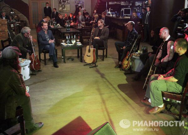 Dmitry Medvedev in the company of rock musicians - Sputnik International