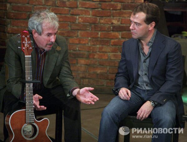 Dmitry Medvedev in the company of rock musicians - Sputnik International