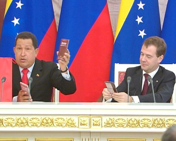 Chavez gives Medvedev Venezuelan sweets - Sputnik International