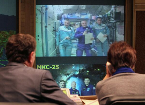 Russian cosmonauts on ISS take part in census - Sputnik International