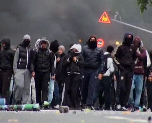 French police fire tear gas at rioting high school children  - Sputnik International