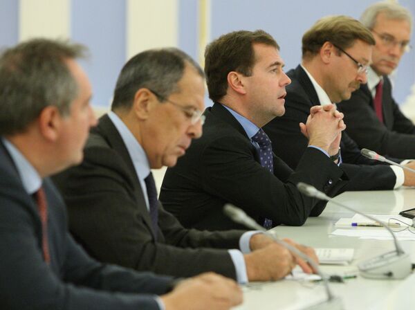 Dmitry Medvedev at a meeting with participants of the 46th Munich Security Conference in Moscow - Sputnik International