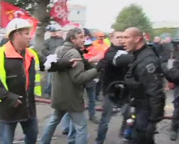 French riot police re-opened fuel refinery  - Sputnik International