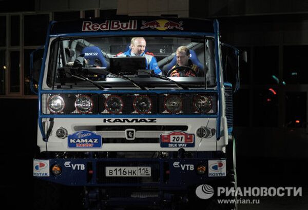 Dmitry Medvedev tests Kamaz rally truck  - Sputnik International