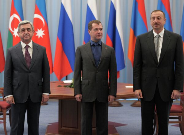 Russian President Dmitry Medvedev at a meeting with Ilham Aliyev and Serzh Sargsyan - Sputnik International