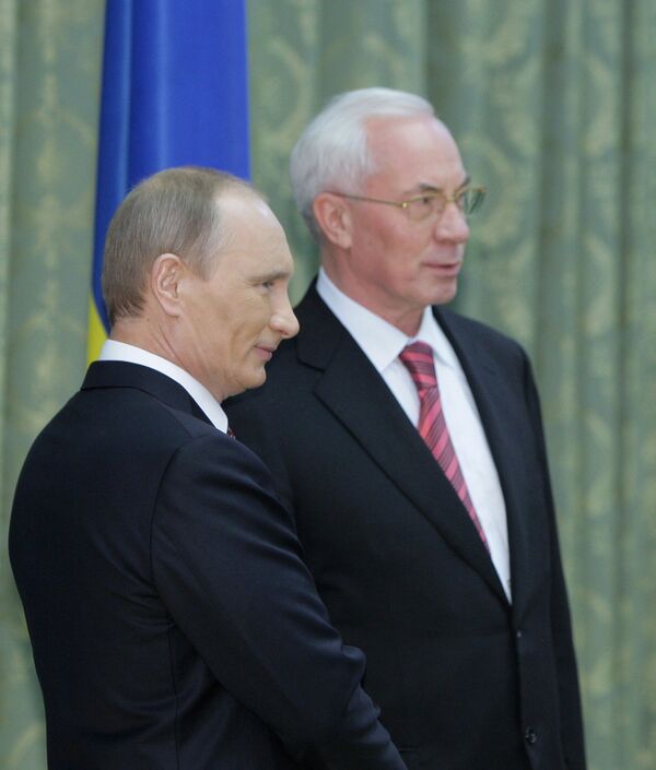 Ukrainian Prime Minister Mykola Azarov and Russian Prime Minister Vladimir Putin in Kiev - Sputnik International