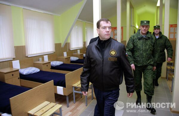 Russia’s Medvedev at sniper training school - Sputnik International