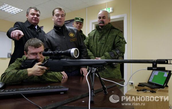Russia’s Medvedev at sniper training school - Sputnik International