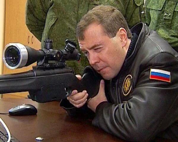 Medvedev gets some sniper practice - Sputnik International