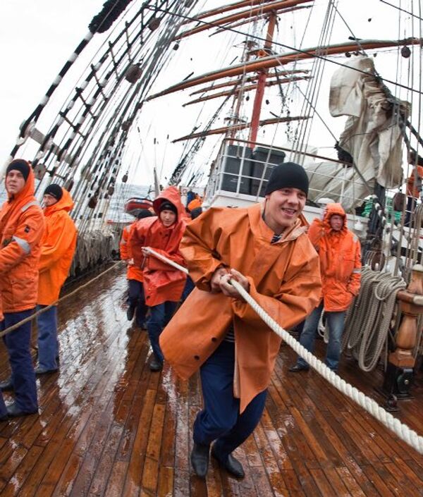 Sedov barque weathers North Sea storm - Sputnik International